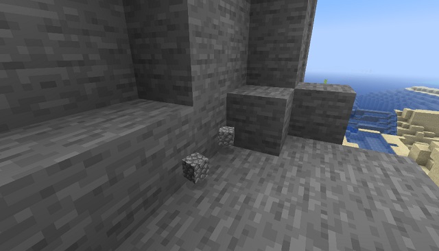 రాతి ముందు కొబ్లెస్టోన్ బ్లాక్స్